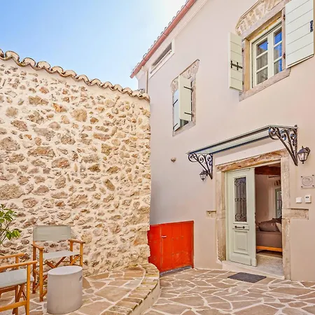 Courtyard Corfu * Lákones