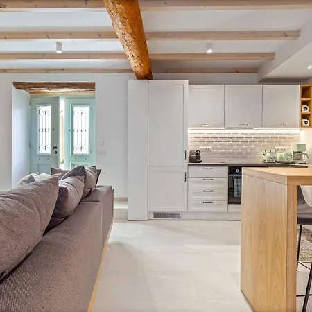 Courtyard Corfu * Lákones