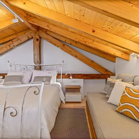 Courtyard Corfu Apartment Lakones