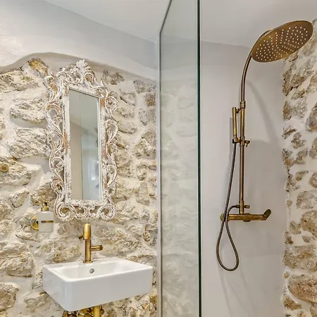 Courtyard Corfu Apartment Lakones