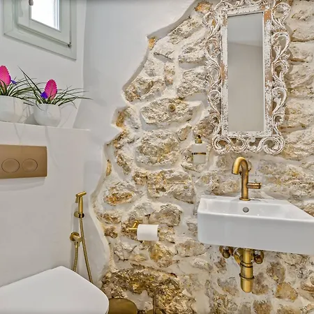 Courtyard Corfu Apartment Lakones